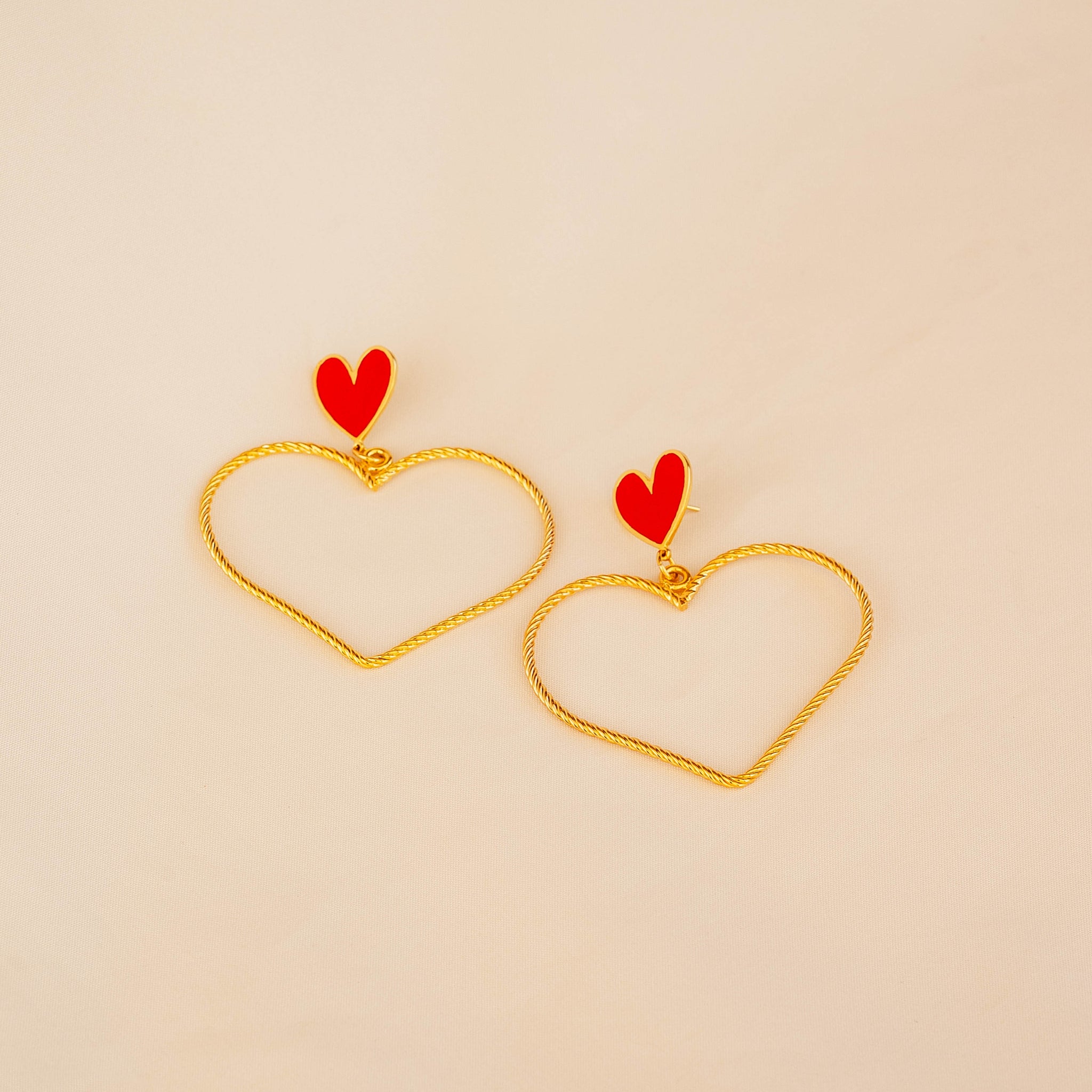 Aretes corazon doble enlazado